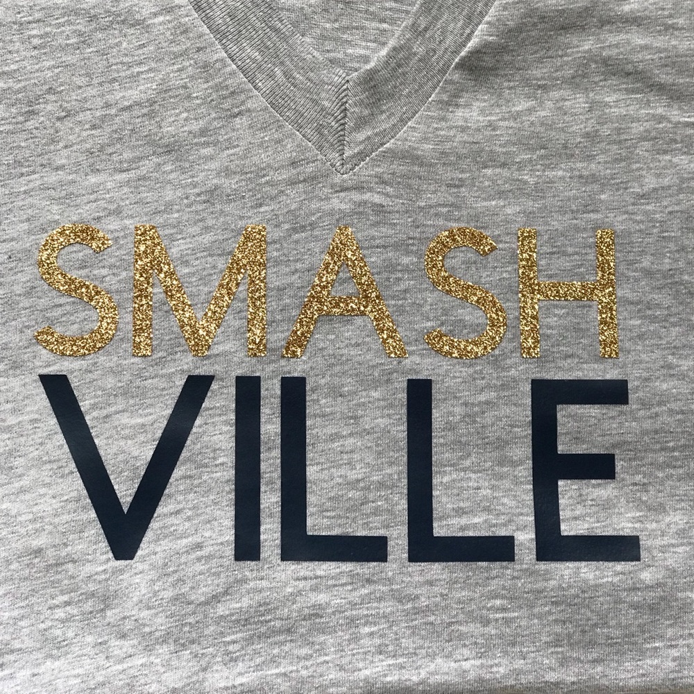 SMASHVILLE VNECK